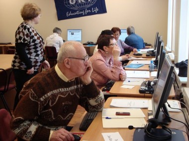 Более трех тысяч пенсионеров в Кировской области ежегодно учатся компьютерной грамотности